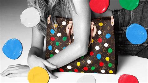 coppia di innamorati con borsa louis vuitton